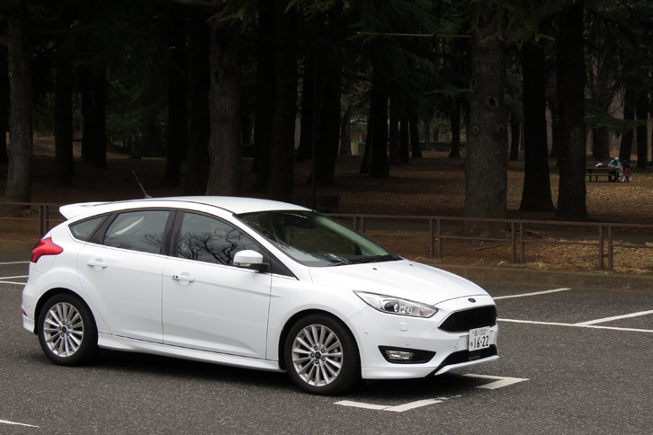 「フォード・フォーカス」には9つのスピーカーを備えたサウンドシステムと、AM／FMチューナー付きCDプレイヤーが装備されています。