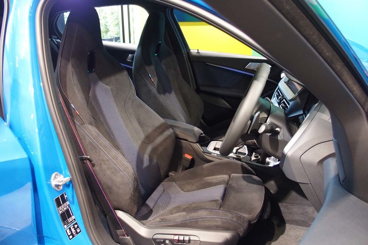 前席足元のスペースは、先代モデル比で42mm拡大。「M135i」では、クロストリゴン／アルカンターラのコンビネーションシートが採用されている。