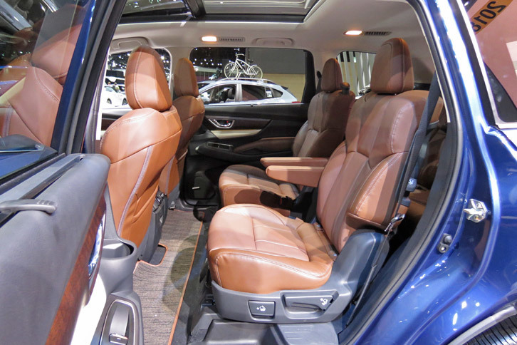 スバル・アセント（2列目シート）