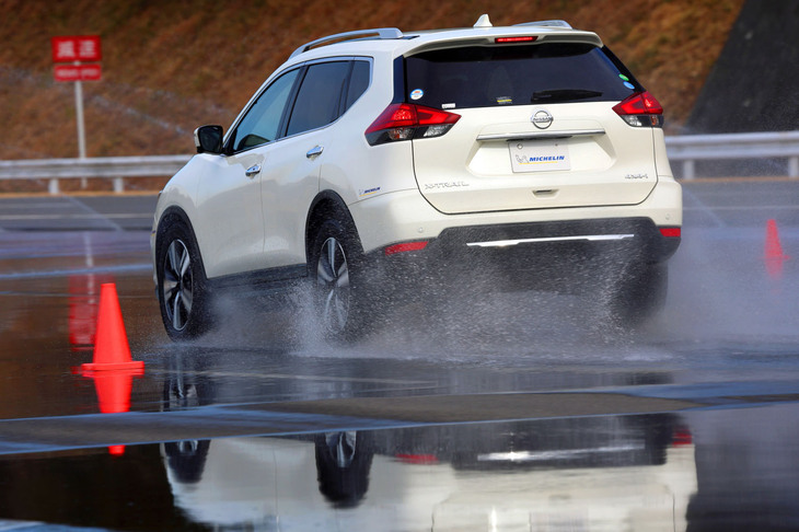 従来製品の「プライマシー4＋」に対し、その後継たる「プライマシー5」は耐摩耗性が約30％、摩耗した状態でのブレーキ性能が約2.4％向上している。