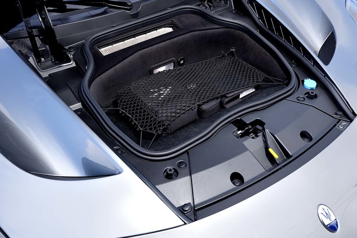 荷室はフロントにもあるものの、底は浅め。小ぶりなブリーフケースなどバッグ類を収納するのに適した形状といえる。