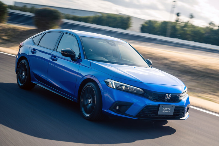 車台には「シビック」などと同じく、Cセグメント車向けのグローバルプラットフォームを採用。とくにフロントのサブフレームはシビックと共通だが、ロワアームやサスペンションは「ZR-V」専用のものが用いられる。