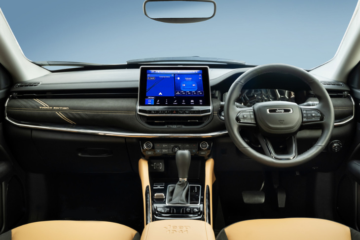 「コマンダー トラックエディション」のインストゥルメントパネル。助手席前のダッシュボードに「TRACK EDITION」ロゴ刺しゅうが入る。