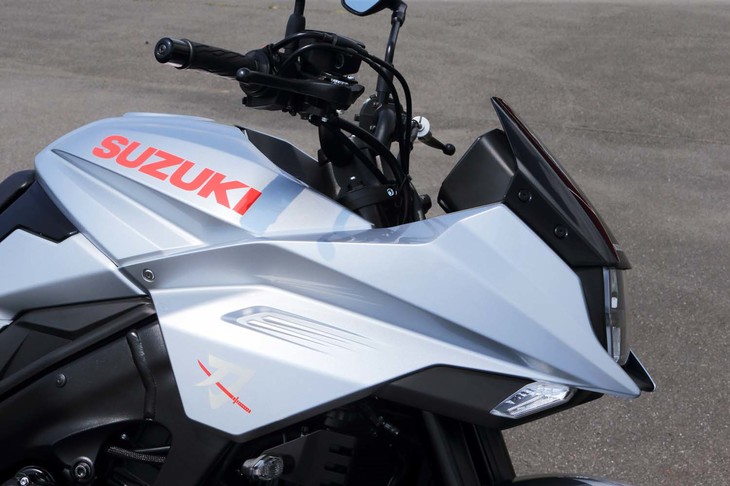 シャープなラインを描くフロントカウルから燃料タンクにかけての造形は、刀の切先（きっさき）をイメージしたもの。