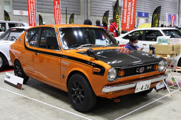 「日産チェリー2ドアX-1」。1970年にデビューした初代チェリーのホットグレード。日本、そして世界で唯一であろうチェリーを得意とする、毎回広島から遠路はるばるやってくる竹口自動車のデモカー。サイドストライプは純正オプションと同じパターン。