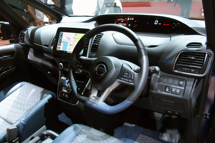 「セレナAUTECH」のインストゥルメントパネル。