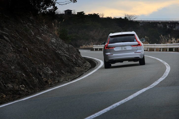 「XC60」には、「ロール・スタビリティ・コントロール」や「コーナー・トラクション・コントロール」といった、走行安定性を高める機能が備わる。