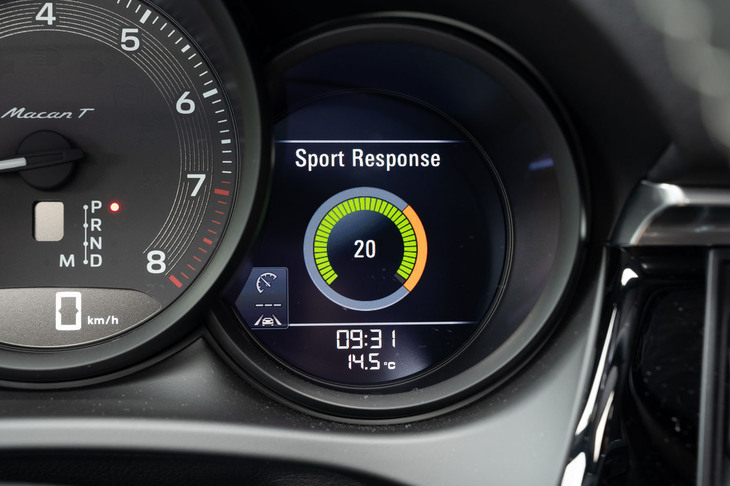 「スポーツレスポンスボタン」を押すと、最大で20秒にわたってエンジンのブースト圧が高められ、より鋭い加速が得られるようになる。