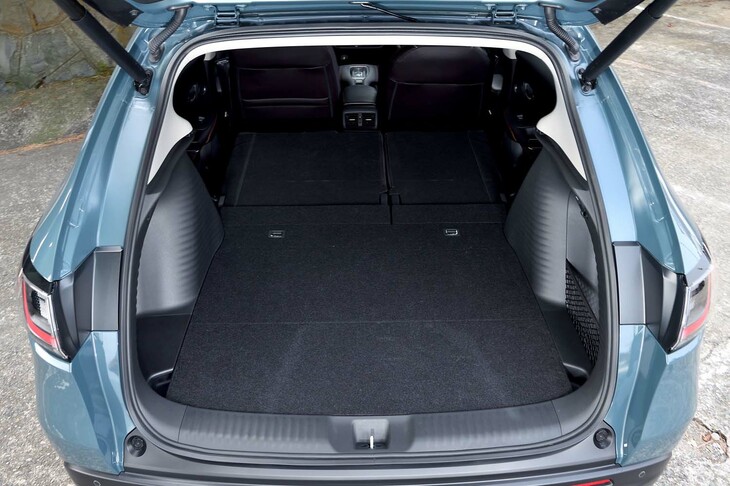 後席は座面のチップアップ等はできないが、背もたれは60：40分割で前に倒せる。