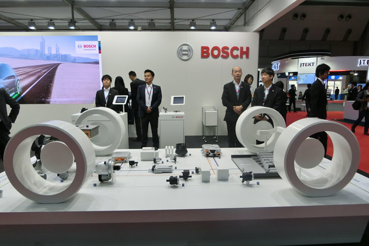 2017年の東京モーターショー、大手パーツサプライヤーであるボッシュのブースより。「電動化」「自動化」「ネットワーク化」をキーワードに、最新技術が数多く展示された。