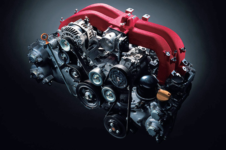 新たに採用されたアルミ製のインテークマニホールドには、赤い結晶塗装が施される。