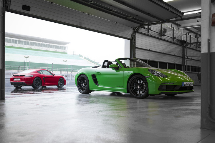2020年1月16日に追加が発表された「718ボクスターGTS 4.0」（右）と「718ケイマンGTS 4.0」（左）。最高出力400PSの4リッター水平対向6気筒自然吸気エンジンが搭載される。
