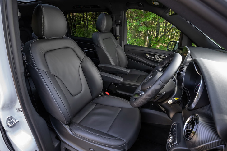 最新の「Vクラス」では本革シートが全車に標準装備される。フロントシートはヒーター付きの電動となるが、ベンチレーション機能は2列目シートのみの装備（オプション）となる。