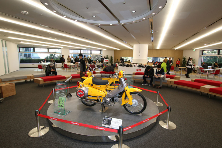 2階のロビーは、休憩スペースとして開放され、オーナー同士の懇親の場としても活用されていた。またこちらにもホンダコレクションホール所有のクラシカルなマシンが展示されていた。