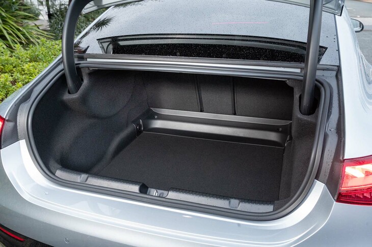 「EQS」がハッチバック車なのに対し、「EQE」は独立したトランクを持つスリーボックス車だ。容量は430リッターと、車格からすると少し控えめ。