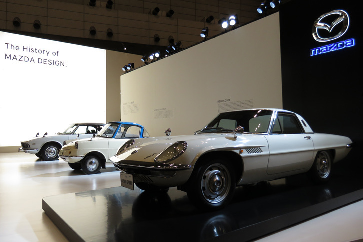 マツダブースの展示車両。手前から「コスモスポーツ」（1967年）と「R360クーペ」（1960年）、「ルーチェ ロータリークーペ」（1969年）。