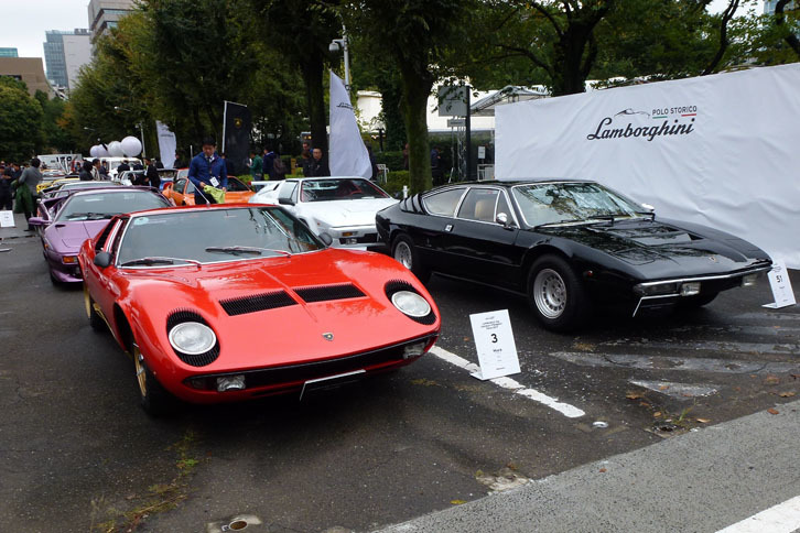 「ミウラP400S」（左）と「ウラッコ」（右）。