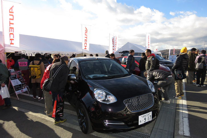 一方で、ホームストレートをはさんだパドックエリアもご覧の盛り上がり。オーテックジャパンのブースでは同社の30周年を記念した限定モデル「マーチ ボレロA30」のまわりから人が絶えなかった。