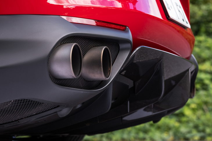 試乗車にはオプションのチタニウム製エキゾーストパイプを装着。官能的と表現できる、V12特有のエキゾーストサウンドを奏でていた。