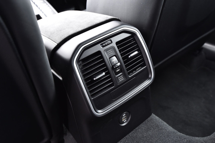センターコンソールの後端。後席用のエアコン吹き出し口やUSBソケットが設けられている。