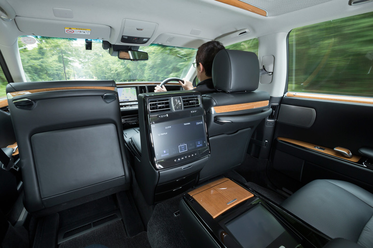 前席とは絶妙な距離感を確保。走行中のこもり音を低減するアクティブノイズコントロール機能を搭載。ノイズと逆相違の音を発生させ、気になるノイズを打ち消す仕組みだ。