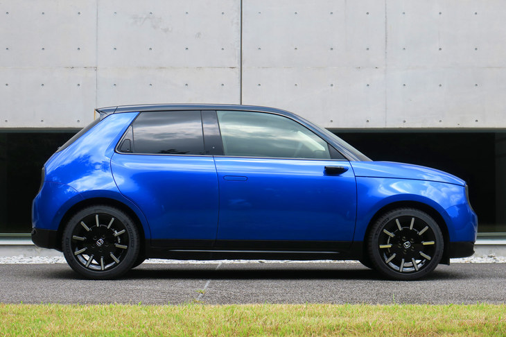 ホンダが「クラス最少！」と自慢するベリーショートな前後のオーバーハングは、RRの駆動レイアウトにより実現したものだ。