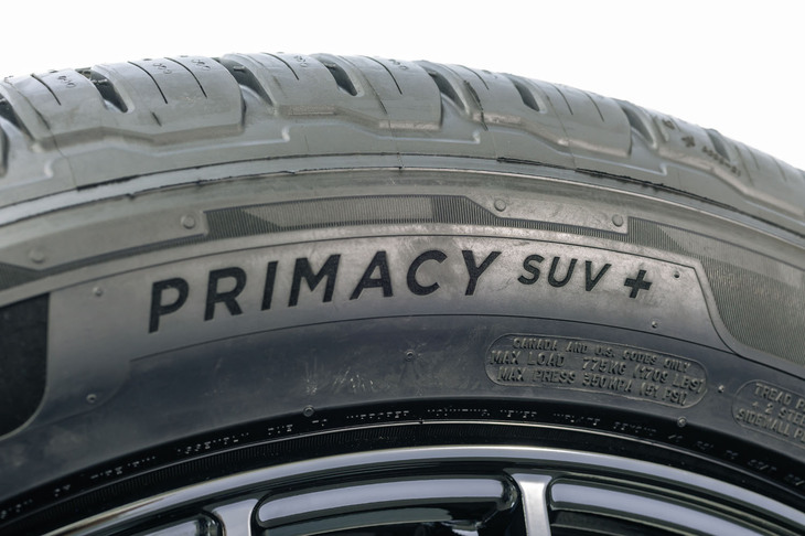 サイドウォールに施された「PRIMACY SUV＋」のロゴ。「プライマシー」シリーズは、ミシュランのなかでも快適性を追求したコンフォートタイヤの製品群である。