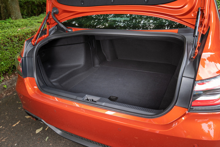 トランクルームには9.5インチゴルフバッグを4つ積載可能。床下の仕様はパワープラントの種類によって異なり、2リッターターボ車の場合はラゲッジトレイ付きの収納スペースが設けられている。