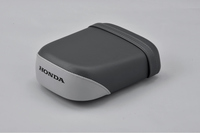 「ピリオンシート」にはレッドとグレーの2色が用意される。