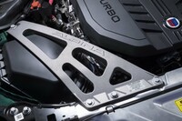 輸入元によれば「ドームバルクヘッド・ストラット」は2022年3月に初披露した車両には付いてなかったが、商品として輸入した車両が装備していたためびっくりしたという。また、6気筒ディーゼルの「D4グランクーペ」には装着されていない。