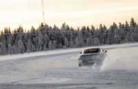 システム最高出力はパフォーマンスバッテリー搭載車が530PSで、パフォーマンスバッテリープラス搭載車が571PS。0-100km/h加速のタイム（4.0秒）や最高速250km/hといった数値はどちらも同じ。