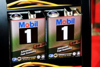 「Mobil 1」の開発にあたっては、10年19万kmの走行に相当するという30万回のエンジンスタート／ストップテストを実施。エンジン内部機構が保護されることに加えて、オイル交換周期も延長されるという。