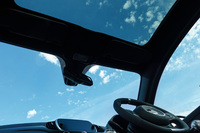 ハッチバック車には固定式ガラスルーフが採用される。