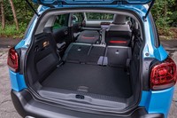 リアシートをたたむと荷室容量は最大1289リッターまで拡大。助手席の背もたれを前方にたたむと（写真）、２.4mの長尺物の収容も可能となる。