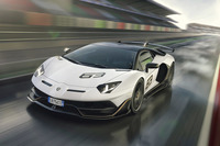 「アヴェンタドールSVJ 63」は、ランボルギーニが1963年に設立されたことにあやかった63台の限定モデル。各所に用いられたカーボンパーツや独特のカラー、トリムを特徴としている。