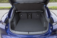 大きなテールゲートを持つ荷室は、既存モデル「タイカン」との大きな違いのひとつ。後席の背もたれを倒すことで積載容量を拡大できる。