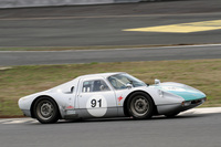 「タイプ904」こと「ポルシェ・カレラGTS」。標準では180PSを発生する2リッター空冷水平対向4気筒DOHCユニットをミドシップし、5段MTを介しての最高速度は250～260km/h。ロードバージョンも存在し、1965年のラリーモンテカルロで2位に入った柔軟性も持ち合わせている。