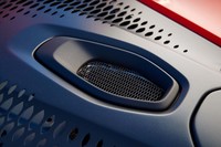 ミドマウントされるエンジンの上部には、ターボの熱を放出するためのエアアウトレットが用意される。