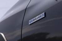 「S：HEV」にも「e-BOXER」のバッジが貼られる。マイルドハイブリッド版よりもフォントが細く、プレートはヘアライン加工されたアルミのような質感だ。