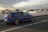 「GT」と「スポーツツアラーGT」は、シャシーチューニングをルノー・スポールが担当。専用サスペンションやスタビライザーなどが装着されている。