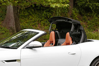 ほろ式のルーフは10秒ほどで開くことができる。50km/h未満であれば走行中でも操作可能。