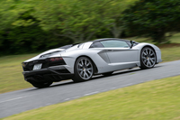 動力性能については、0-100km/h加速が3.0秒、最高速が350km/hと公表されている。