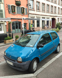 初代「トゥインゴ」は、旧フランス電力公社やガス公社でサービスカーとして使われたあと、多くは民間へと売却された。このブルーは典型的な旧公社色であることから、まさに払い下げ車であろう。2016年、コルマールにて。