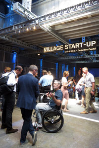 小規模なスタートアップ向けの展示スペース。ITを使ったサービスに加え、電動の三輪タクシーや、燃料消費量を削減できる大型帆船などの技術も紹介されていた。