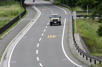 耐久性や悪路走破性、メンテナンス性を重視して、直進性や操作性で不利とされる車軸式のフロントサスペンションを守り続けるナナマル。それでいて、これだけの走行安定性を実現したのはお見事である。ステアリングの“据わり”もよくなっていた。