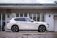 「CX-60 XDハイブリッド プレミアムモダン」のボディーサイズは全長×全幅×全高＝4740×1890×1685mm、ホイールベースは2870mm。ロングノーズのフォルムが、後輪駆動用プラットフォームであることを表現している。