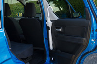 新型「ワゴンR」のユニークな新機能であるアンブレラホルダー。底部には水抜き穴があり、車内を雨水でぬらさずに済む。