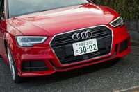 エクステリアで目を引くのは、幅が拡大されたシングルフレームグリル。より6角形が強調されたデザインとなっている。