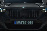 「BMW X1エディションシャドー」のフロントフェイス。ブラックキドニーグリルを標準で装備する。