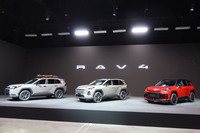 新型「トヨタRAV4」発表会の会場から